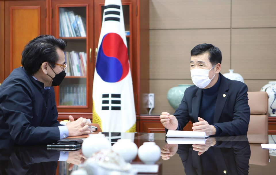 신년을 맞아 인터뷰를 갖고 있는 임일혁 시의장(오른쪽)과 송인호 취재부장(왼쪽).