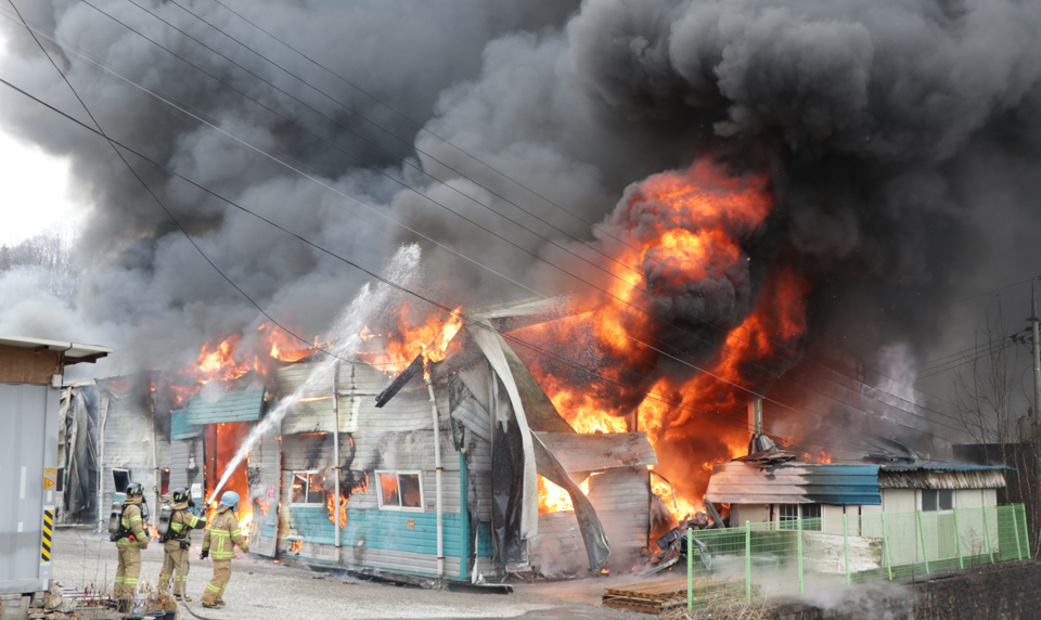 도평리 셔텨 제조공장서 화재가 발생, 소방관들이 화재를 진압하고 있다.