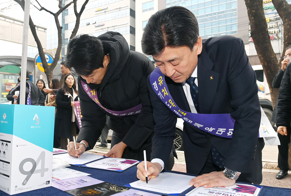 광주시 방세환 시장과 홍보대사 최현호씨가 경기종합체육대회 유치를 위한 서명에 참여하고 있다.