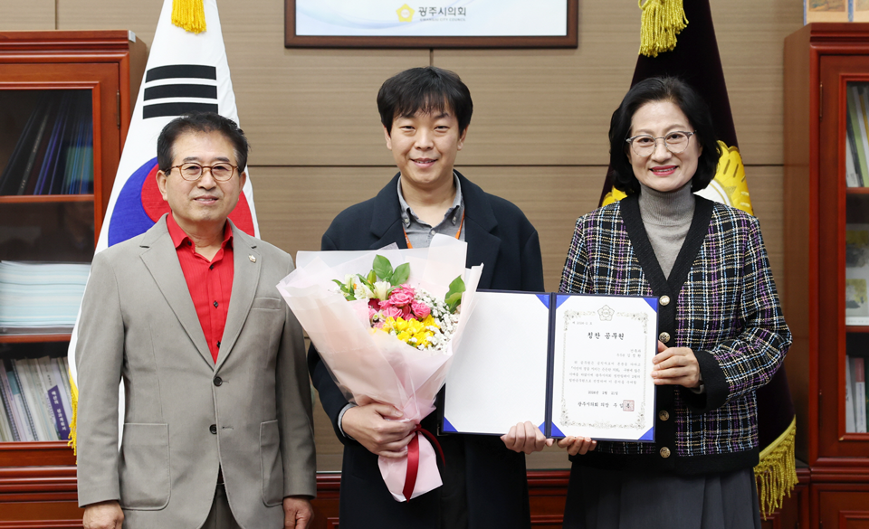 2월 칭찬공무원으로 선정된 건축과 김정환 주무관(중앙)