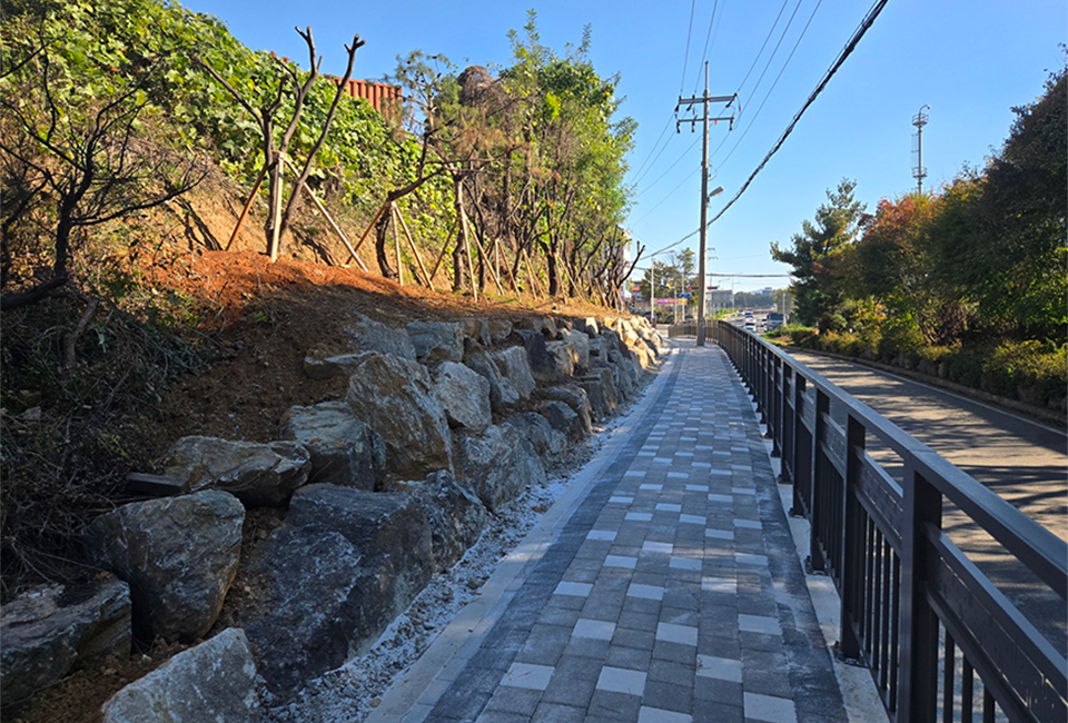 문형2통 일대에 새로 조성된 보행로 모습. 보도 설치로 보행 안전성이 크게 향상됐다. ⓒ광주뉴스