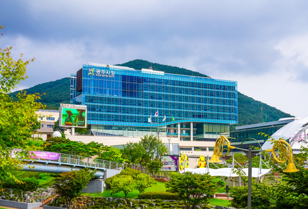 광주시는 겨울철 불법소각 근절을 위해 다음 달 1일부터 내년 3월까지 집중 단속을 실시할 계획이다. 사진은 광주시청 전경. ⓒ광주뉴스