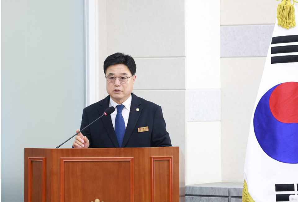 박상영 광주시의회 부의장이 제321회 정례회 본회의에서 도민체전 연출 용역 공고 취소 사안에 대해 우려를 제기하며 시정질문을 하고 있다. ⓒ광주뉴스