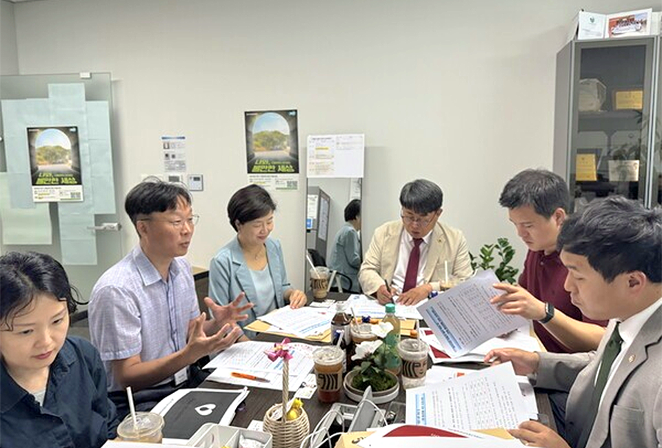 노영준 광주시의회 의원과 관계자들이 헌혈·장기기증 장려 조례 제정을 위해 관련 자료를 검토하며 논의를 진행하고 있다. ⓒ광주뉴스